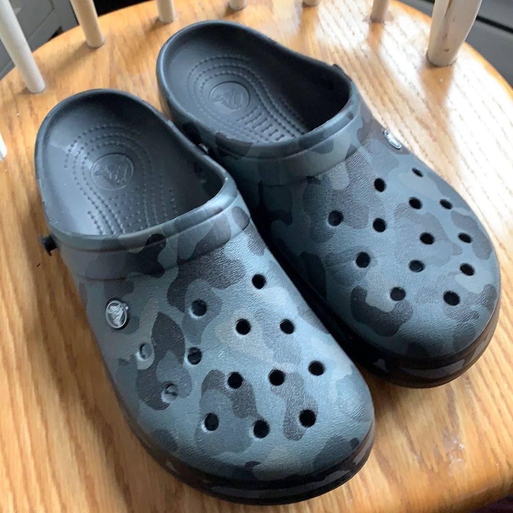 Croc sandals Mens 9 women’s 11 camouflage
